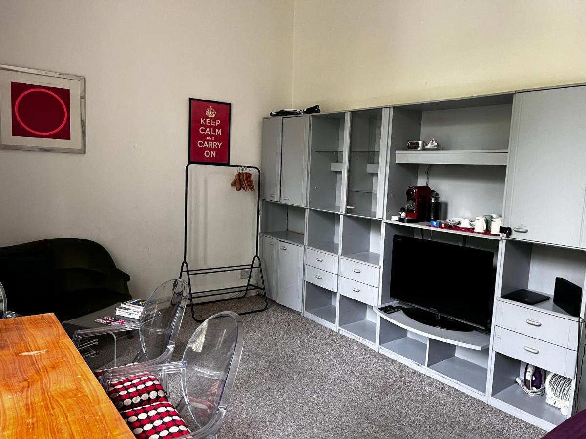Hyde Park Studio Has Private Balcony With Tranquil Garden View London Kültér fotó